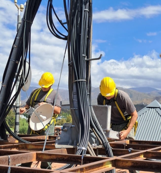 Técnicos trabajando en infraestructura